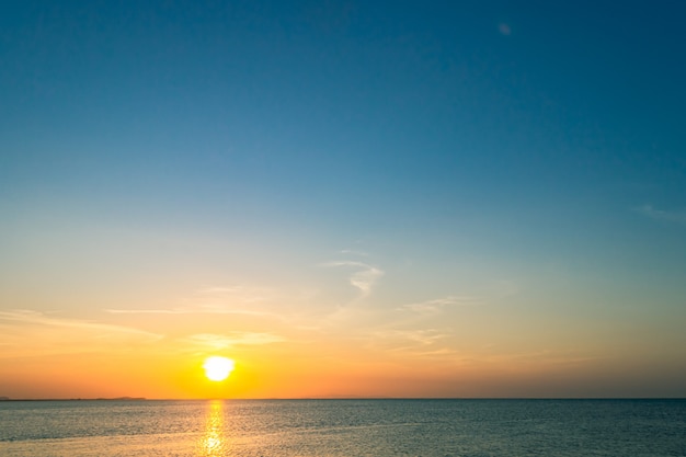 Zonsondergang over de heldere zee