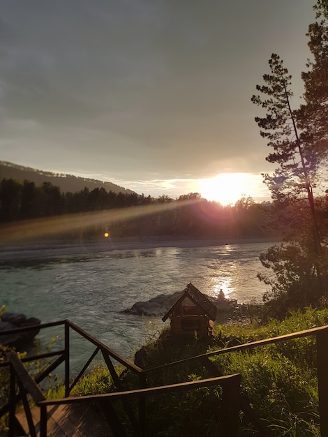 Zonsondergang over de Katun-rivier Gorny Altai Rusland Zonnestraal