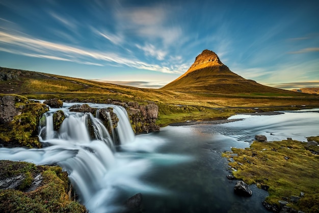 Zonsondergang over de Kirkjufellsfoss-waterval in IJsland