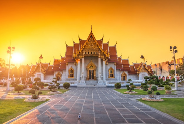 Foto zonsondergang over de marmeren tempel van bangkok, thailand.