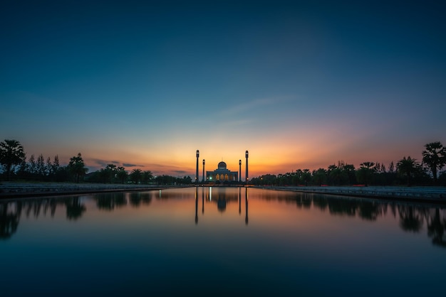 Foto zonsondergang over de moskee