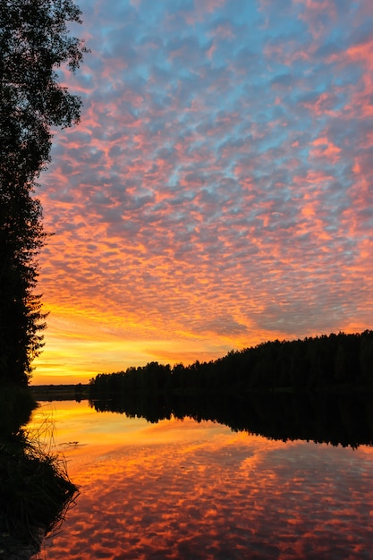 Zonsondergang over de noordelijke rivier