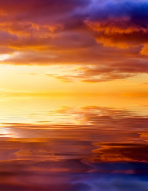 Zonsondergang over de oceaan. Mooie zonsonderganghemel. Hemelachtergrond. Ontwerpelement.