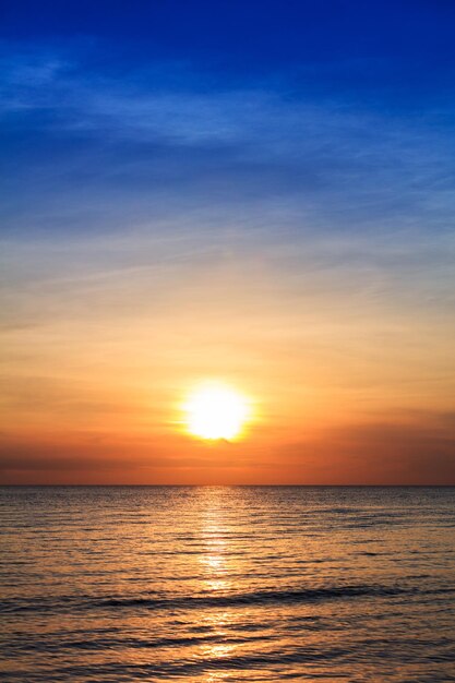 Zonsondergang over de oceaanbaai