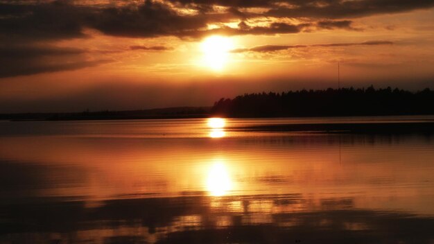 Foto zonsondergang over de rivier