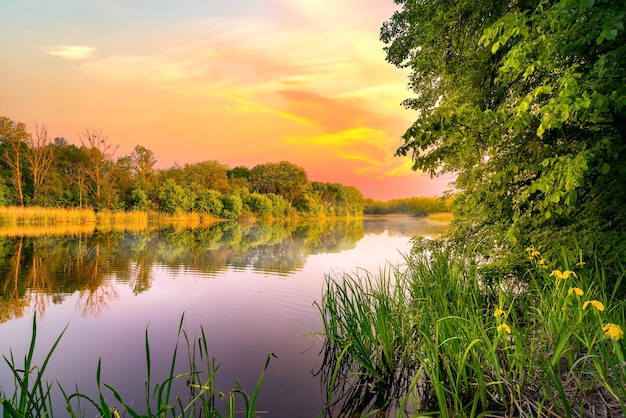 Zonsondergang over de rivier