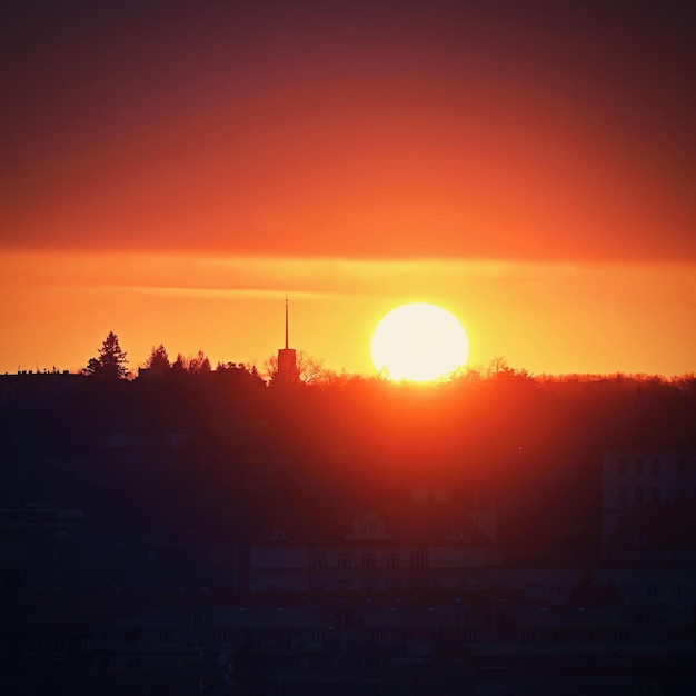 Zonsondergang over de stad stad brno, tsjechië