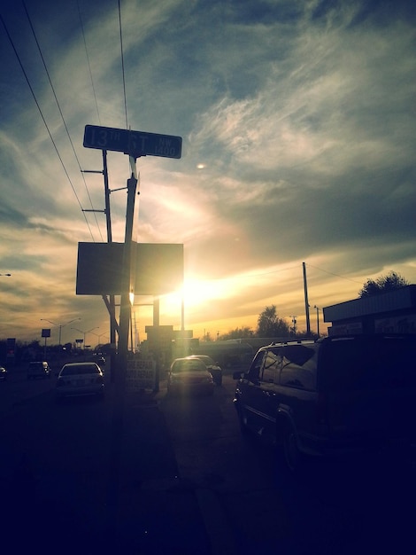 Foto zonsondergang over de weg