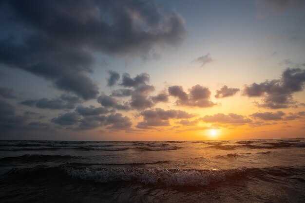 Foto zonsondergang over de zee golven