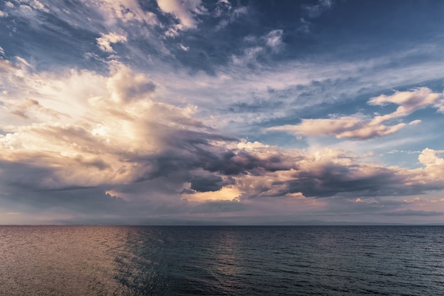 Zonsondergang over de zee. Prachtige zonsondergang over de Egeïsche zee, schiereiland Kassandra, Chalkidiki, Griekenland.