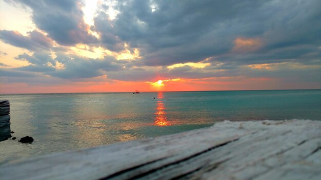 Foto zonsondergang over de zee