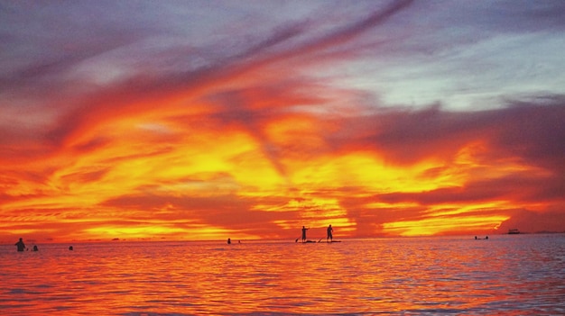 Foto zonsondergang over de zee