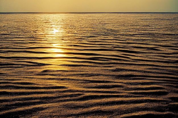 Foto zonsondergang over de zee