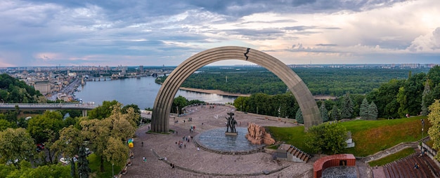 Zonsondergang over de zomer Kiev met boog van vriendschap van volkeren