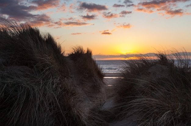 Zonsondergang over Formby Beach door duinen