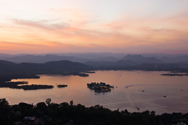 Zonsondergang over het meer in de stad Rajasthan India van Udaipur