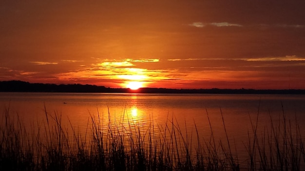 Foto zonsondergang over het meer