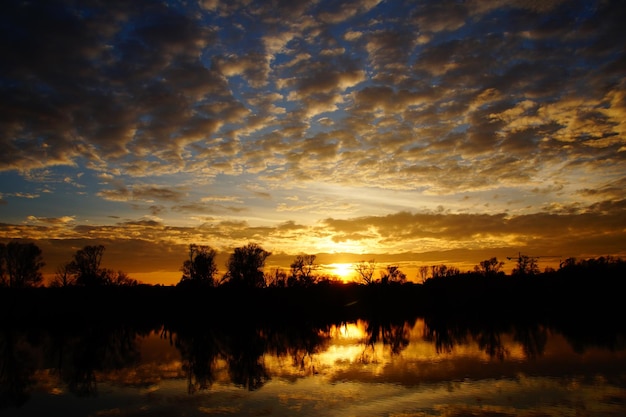 Foto zonsondergang over het meer