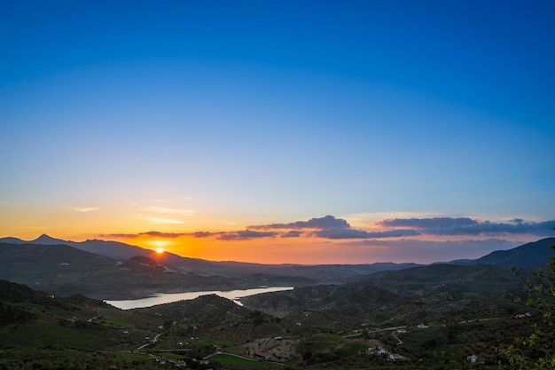 Zonsondergang over het moeras en Zahara de la Sierra Cadiz Andalusië Spanje