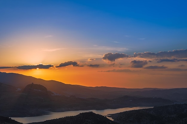 Zonsondergang over het moeras en Zahara de la Sierra Cadiz Andalusië Spanje