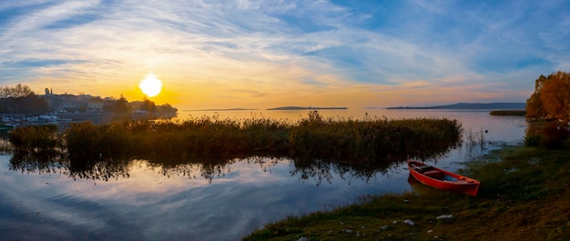 zonsondergang over het moeras op het strand