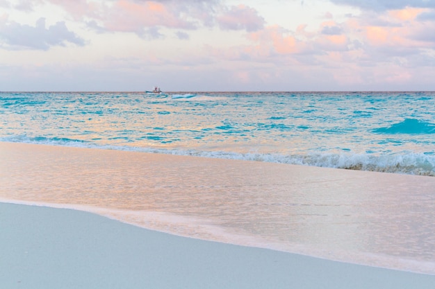 Zonsondergang over het strand aan de Caribische Zee.