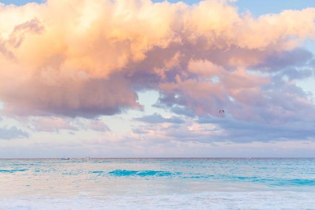 Zonsondergang over het strand aan de Caribische Zee.