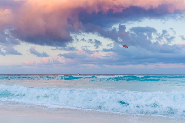 Zonsondergang over het strand aan de caribische zee.