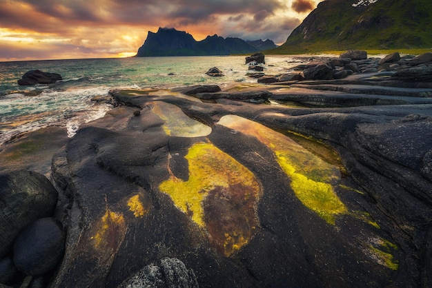 Zonsondergang over het strand van Uttakleiv op de Lofoten-eilanden in Noorwegen