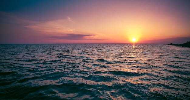 zonsondergang over het wateroppervlak van de zee