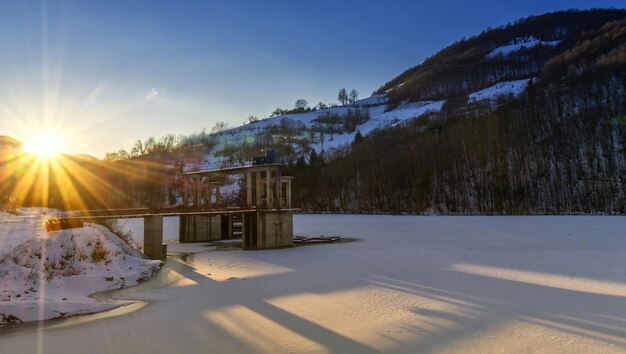 Foto zonsondergang over het winterlandschap