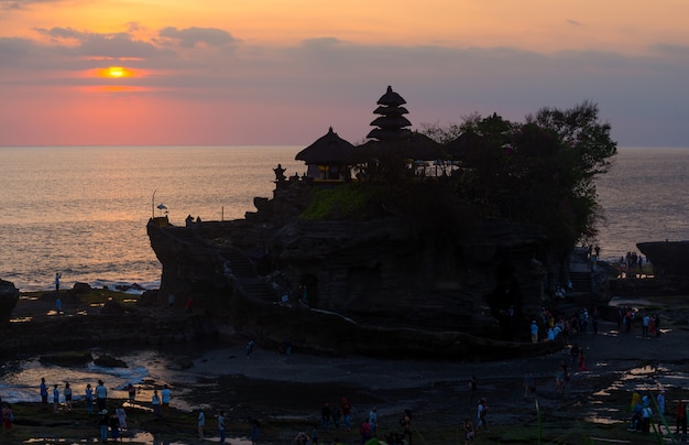 Zonsondergang over hindoe tempel