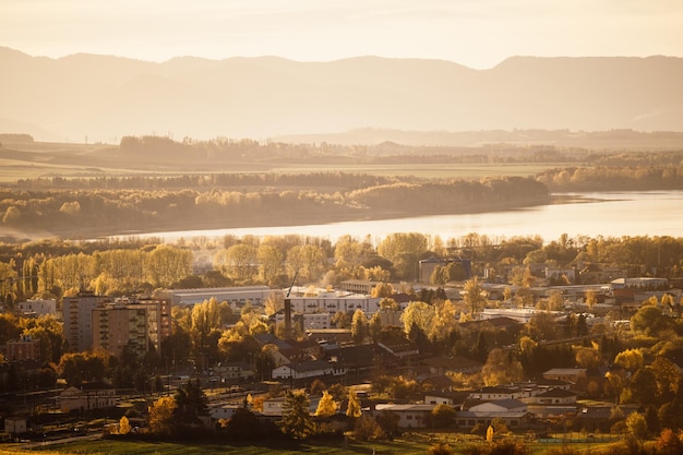 Zonsondergang over Liptov-regio in de achtergrond met Liptovska mara-meer en tatra-bergen rond Liptovsky mikulas landspace slowakije