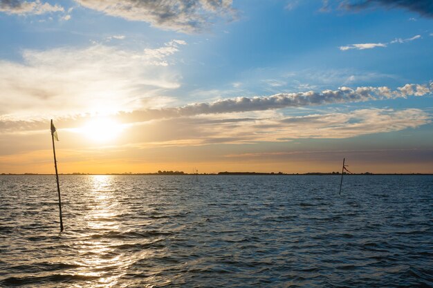 Zonsondergang over water van Delta del Po water en lucht