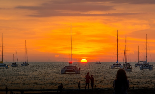 Zonsondergang over zee in het zomerseizoen.