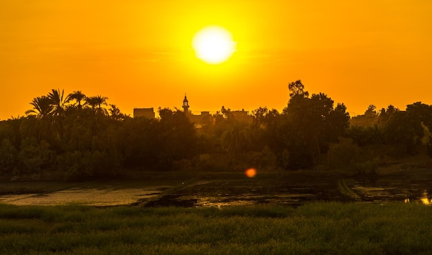 Zonsondergang panoramisch zeilen op de Nijlcruise Egypte Zeilen van Luxor naar Aswan