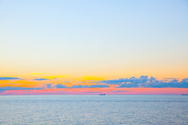 Zonsondergang - prachtig zeegezicht met zeehorizon en kleurrijke lucht en wolken