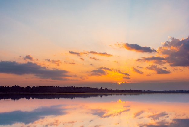 Zonsondergang reflectie lagune prachtige zonsondergang achter de wolken en de blauwe lucht boven de lagune