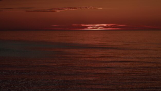 Zonsondergang Rode lucht achtergrond's avonds met wolken Zonsundergang over het zeelandschap