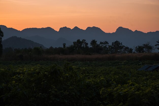 zonsondergang silhouet bergketens op achtergrond