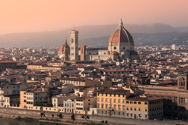 Zonsondergang stadsbeeld van de oude stad met reusachtige Duomo kathedraal die over de daken domineert Florence Italië