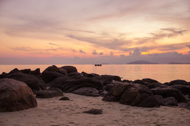 zonsondergang strand met rock bay