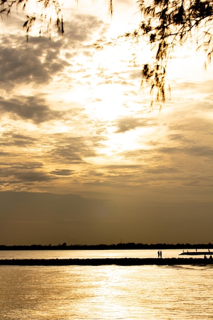 Zonsondergang strand silhouet vrije stijlen in vakantie, water lucht en mensen.