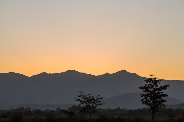 zonsondergang tijd op de winter in Thailand