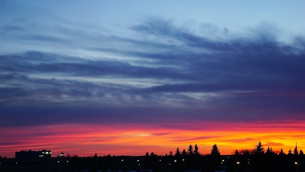 Zonsondergang van de stadsmening, oranje hemelachtergrond