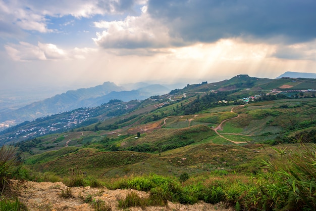 Zonsondergang van Panoramabergketen met dorp op Aardsleep in het Nationale Park van Phu Thap Buek in Phetchabun, Thailand.