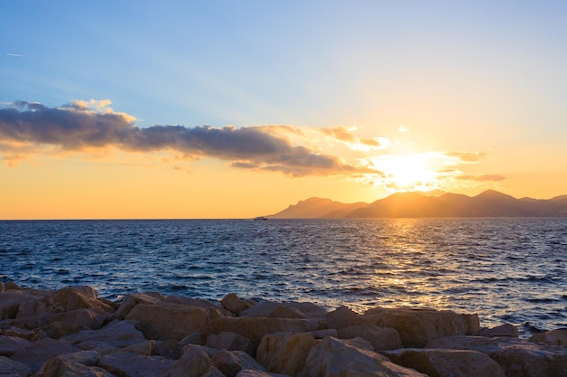 Zonsondergang vanaf de haven van Cannes, Frankrijk. Prachtig frans panorama. Zon boven het Esterelgebergte