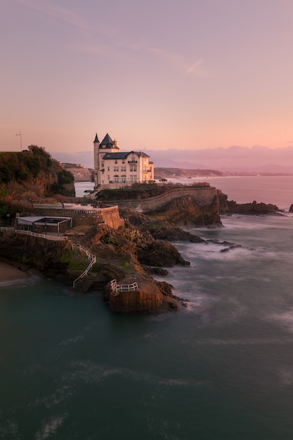 Zonsondergang vanuit de stad biarritz in het baskenland.