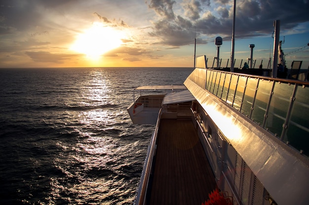 Zonsondergang vanuit het open dek van een cruiseschip