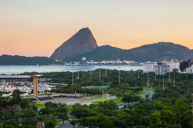 Zonsondergang Vlaamse stortplaats, suikerbrood en guanabara-baai in Rio de Janeiro in Brazilië.